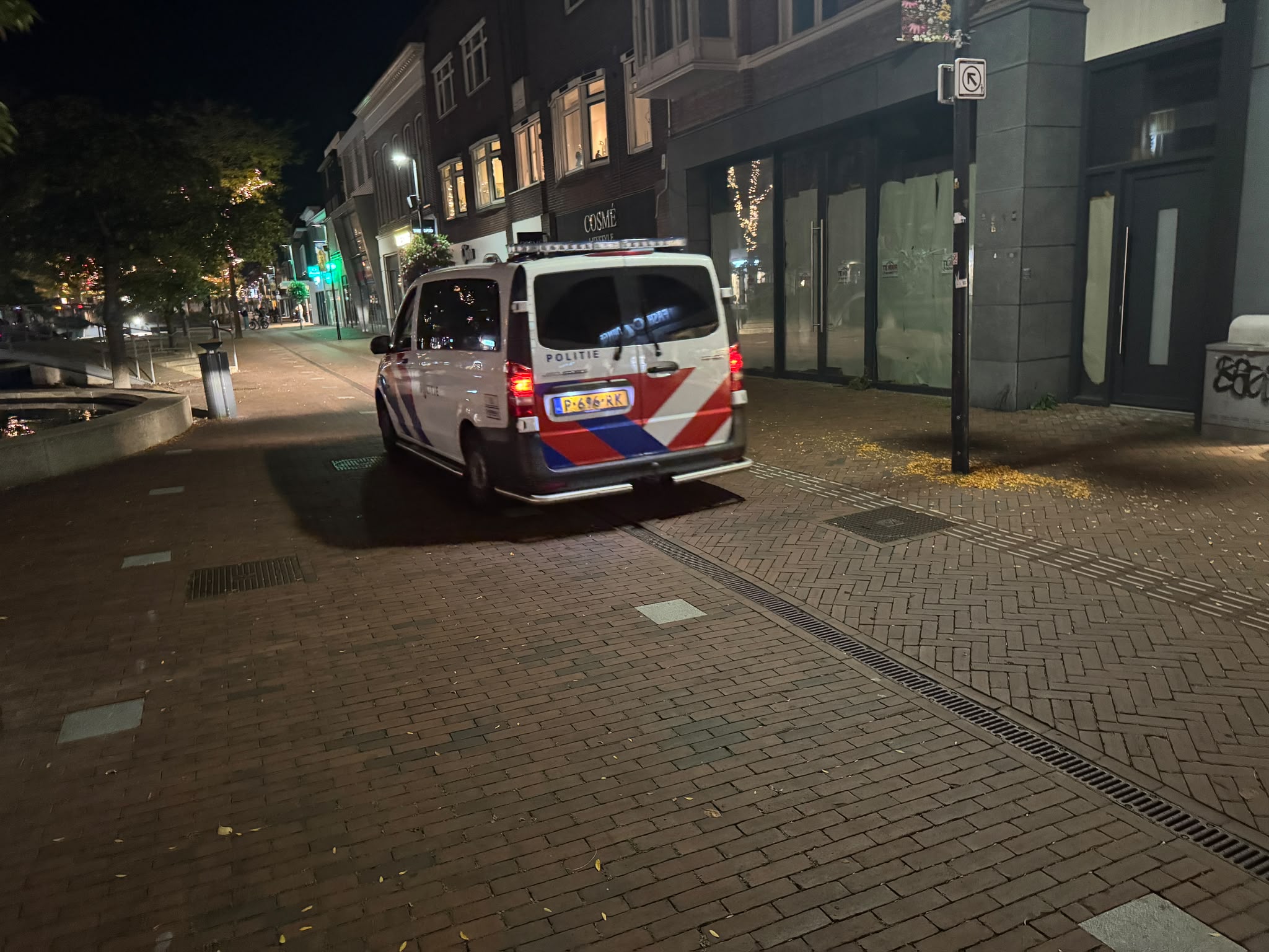 In het centrum van Hoogeveen is het dinsdagavond opnieuw onrustig. De politie heeft meerdere personen aangehouden. De nieuwe onrust volgt op eerdere overlast in het centrum, waar burgemeester Martijn Breukelman dinsdag al harde maatregelen tegen aankondigde.