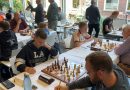 De strijd om de eindzege van het 29ste schaaktoernooi in Hoogeveen is met nog twee speeldagen te gaan ongemeen spannend. De 14-jarige Noah Ritzerveld uit Wassenaar leidt met zes punten, op de voet gevolgd door drie concurrenten. Ook de negenjarige Mrityunjay Sarathbabu uit Groningen trekt de aandacht met zijn schaaktalent.