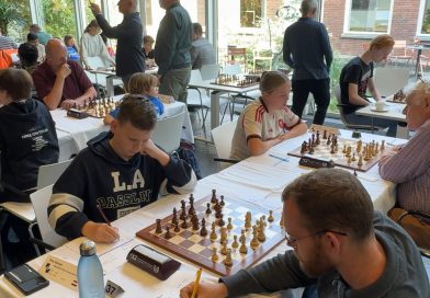 De strijd om de eindzege van het 29ste schaaktoernooi in Hoogeveen is met nog twee speeldagen te gaan ongemeen spannend. De 14-jarige Noah Ritzerveld uit Wassenaar leidt met zes punten, op de voet gevolgd door drie concurrenten. Ook de negenjarige Mrityunjay Sarathbabu uit Groningen trekt de aandacht met zijn schaaktalent.