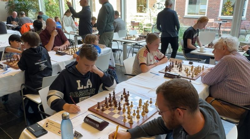 De strijd om de eindzege van het 29ste schaaktoernooi in Hoogeveen is met nog twee speeldagen te gaan ongemeen spannend. De 14-jarige Noah Ritzerveld uit Wassenaar leidt met zes punten, op de voet gevolgd door drie concurrenten. Ook de negenjarige Mrityunjay Sarathbabu uit Groningen trekt de aandacht met zijn schaaktalent.