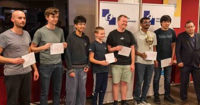 De Indiase schaakmeester AL Muthaiah heeft het Hoogeveen Schaaktoernooi gewonnen na een verrassende slotronde. De veertienjarige Noah Ritzerveld verspeelde de eindzege door een nederlaag tegen de elfjarige Bram ten Dam.