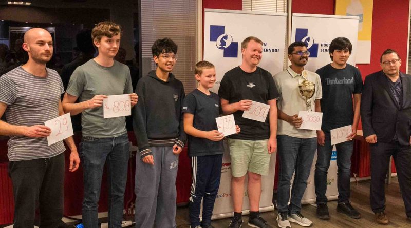 De Indiase schaakmeester AL Muthaiah heeft het Hoogeveen Schaaktoernooi gewonnen na een verrassende slotronde. De veertienjarige Noah Ritzerveld verspeelde de eindzege door een nederlaag tegen de elfjarige Bram ten Dam.