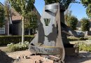 Het nieuwe herdenkingsmonument op het dorpsplein aan het Zwarte Dijkje in Noordscheschut is bijna klaar. Vrijdagmiddag werd de grote alarmklok, de ‘Schutse Bengel’, op zijn plek gezet.