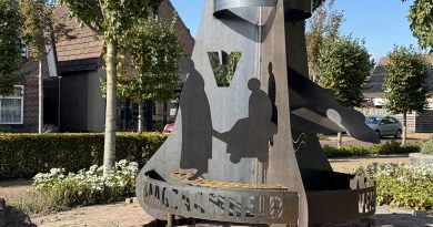 Het nieuwe herdenkingsmonument op het dorpsplein aan het Zwarte Dijkje in Noordscheschut is bijna klaar. Vrijdagmiddag werd de grote alarmklok, de ‘Schutse Bengel’, op zijn plek gezet.