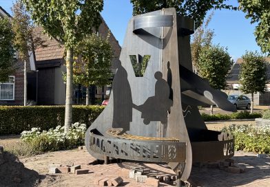 Het nieuwe herdenkingsmonument op het dorpsplein aan het Zwarte Dijkje in Noordscheschut is bijna klaar. Vrijdagmiddag werd de grote alarmklok, de ‘Schutse Bengel’, op zijn plek gezet.