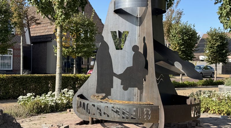 Het nieuwe herdenkingsmonument op het dorpsplein aan het Zwarte Dijkje in Noordscheschut is bijna klaar. Vrijdagmiddag werd de grote alarmklok, de ‘Schutse Bengel’, op zijn plek gezet.