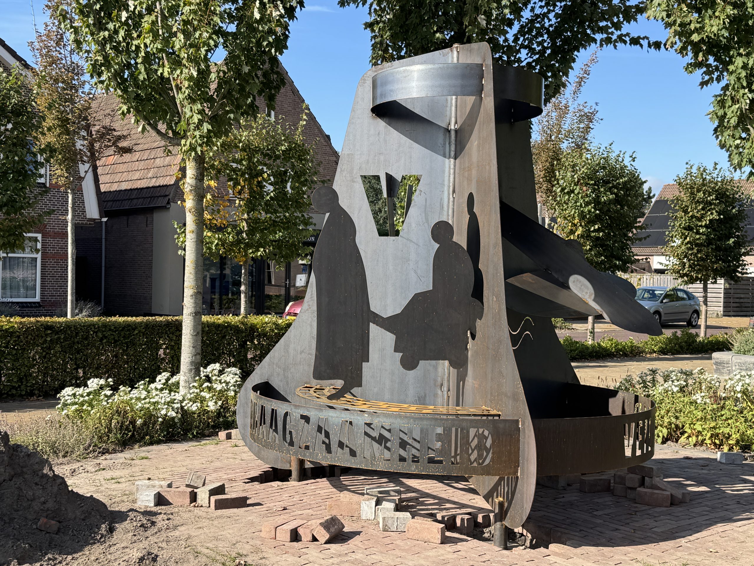 Het nieuwe herdenkingsmonument op het dorpsplein aan het Zwarte Dijkje in Noordscheschut is bijna klaar. Vrijdagmiddag werd de grote alarmklok, de ‘Schutse Bengel’, op zijn plek gezet.
