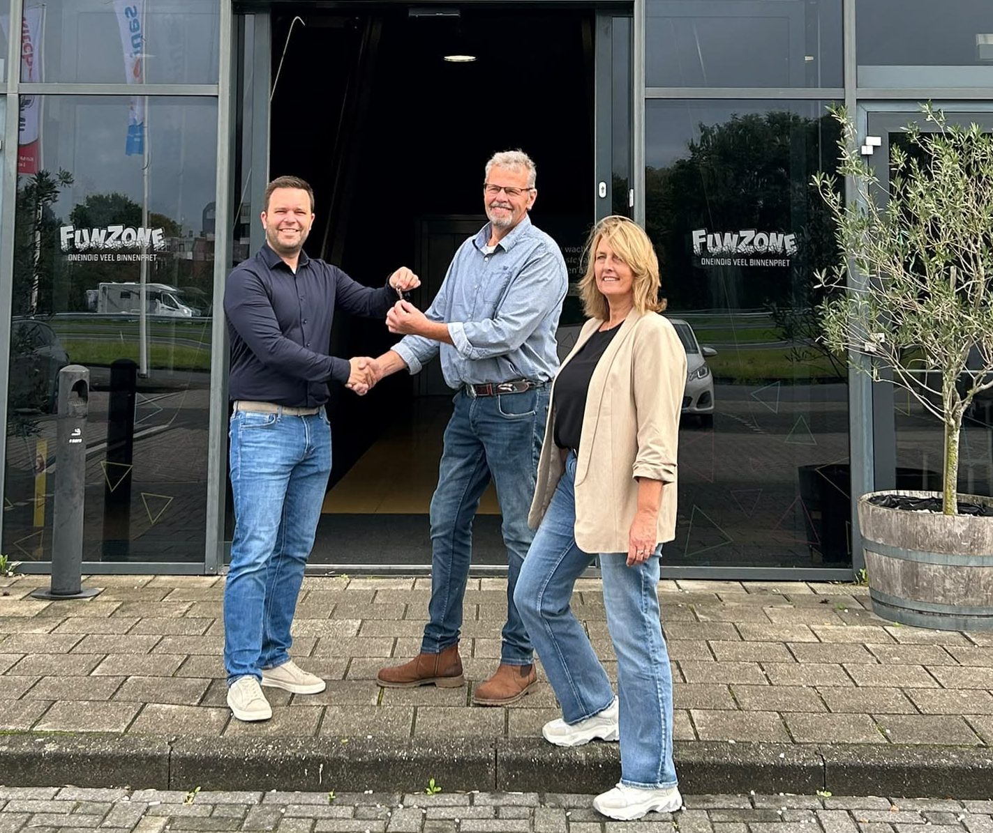 FunZone in Hoogeveen wordt Cowboy & Indianen Speelreservaat. Tonny van der Felz en zijn vrouw Anne-Marie hebben het speelparadijs per 1 oktober overgenomen en gaan de locatie de komende maanden grondig verbouwen. Het echtpaar runt al twintig jaar het Cowboy & Indianen Speelreservaat in Coevorden. Net als in Coevorden krijgt ook de Hoogeveense vestiging het Wild Western-thema.