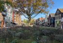 Hard optreden tegen jongeren die voor overlast zorgen in het centrum van Hoogeveen is noodzakelijk, maar daarmee is het probleem volgens Erwin Slomp, voorzitter van Binnenstad Hoogeveen, niet opgelost. Aanleiding zijn meerdere incidenten waarbij jongeren voor overlast zorgen, ondernemers lastigvallen en bezoekers zich onveilig voelen. Volgens Slomp moet niet alleen worden ingegrepen wanneer het misgaat, maar is ook een bredere aanpak nodig om de overlast structureel terug te dringen.