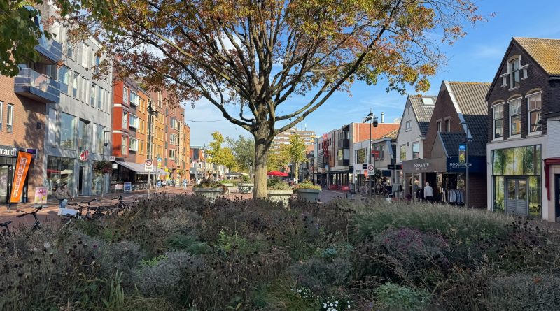 Hard optreden tegen jongeren die voor overlast zorgen in het centrum van Hoogeveen is noodzakelijk, maar daarmee is het probleem volgens Erwin Slomp, voorzitter van Binnenstad Hoogeveen, niet opgelost. Aanleiding zijn meerdere incidenten waarbij jongeren voor overlast zorgen, ondernemers lastigvallen en bezoekers zich onveilig voelen. Volgens Slomp moet niet alleen worden ingegrepen wanneer het misgaat, maar is ook een bredere aanpak nodig om de overlast structureel terug te dringen.