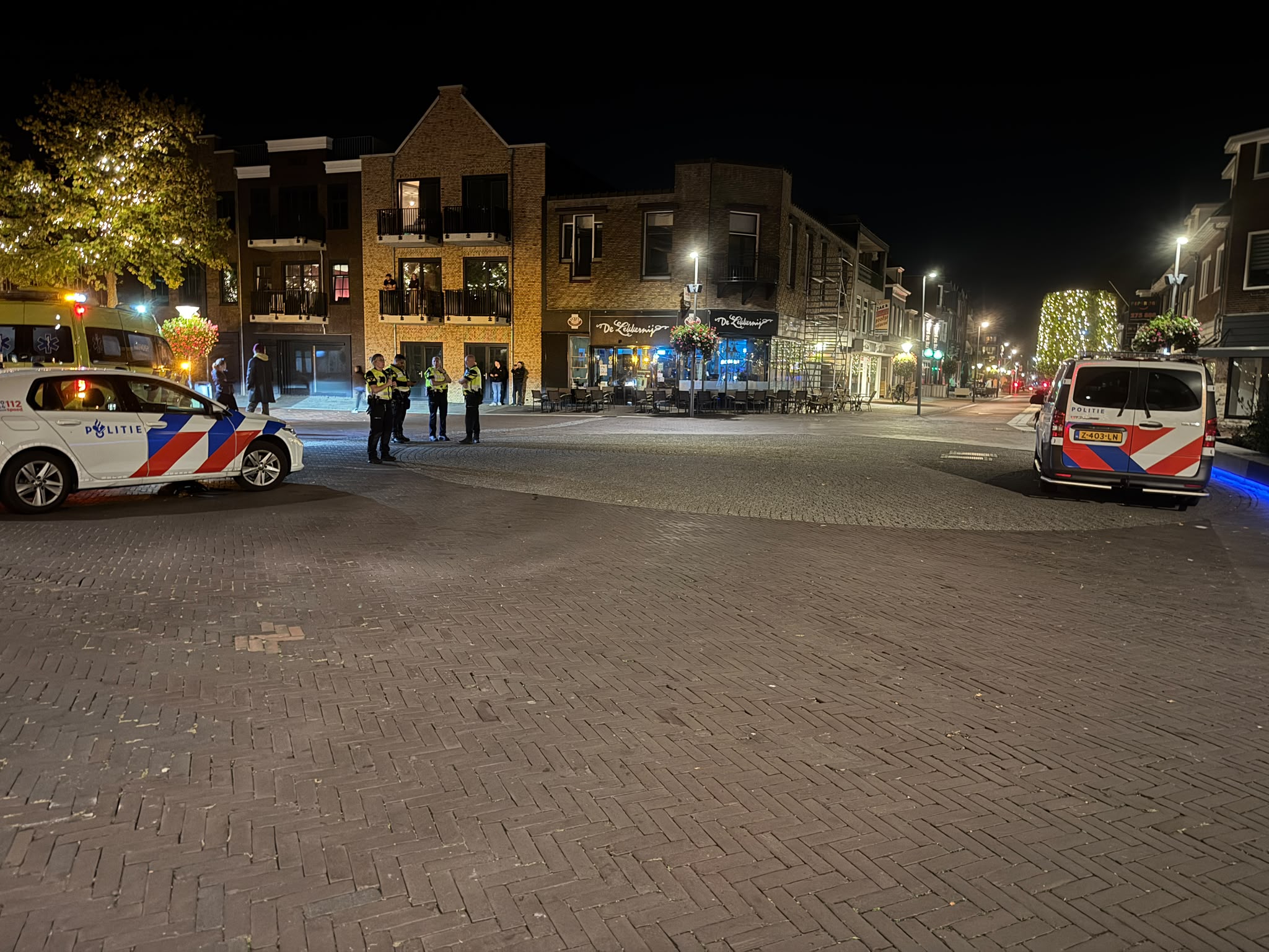 De gemeente Hoogeveen heeft woensdagavond een tijdelijk fietsverbod ingesteld voor de Hoofdstraat. Tot 4 november is het dagelijks tussen 18.00 en 05.00 uur verboden om door de straat te fietsen. Met de fiets aan de hand lopen mag wel.