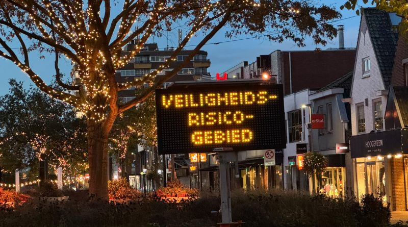 Na dagen van ongeregeldheden is de rust donderdagavond teruggekeerd in het centrum van Hoogeveen. Waar de politie de afgelopen avonden een kat-en-muisspel speelde met groepen jongeren, blijft het nu opvallend rustig in de Hoofdstraat. De strengere maatregelen van burgemeester Martijn Breukelman lijken effect te hebben.