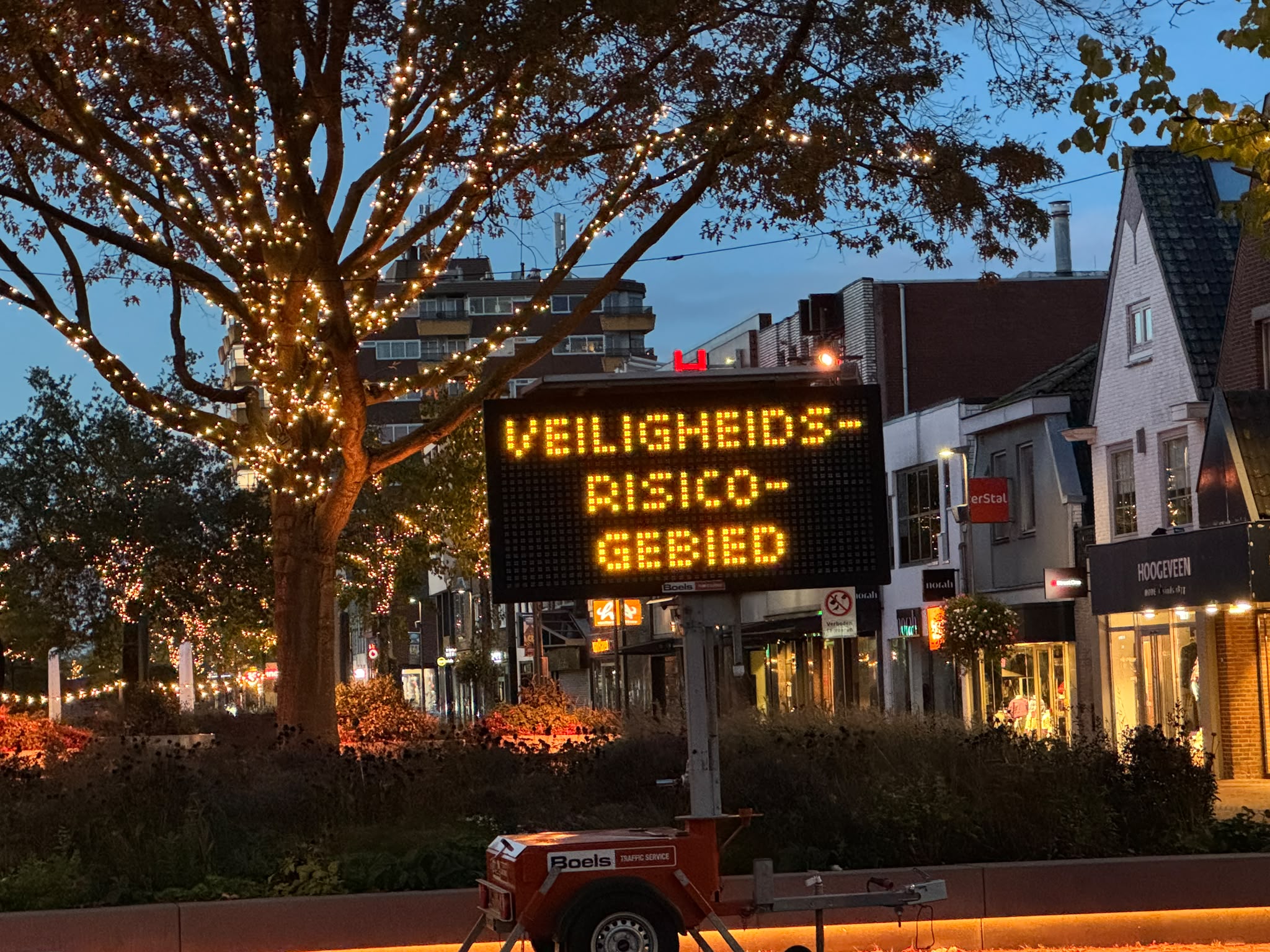 Na dagen van ongeregeldheden is de rust donderdagavond teruggekeerd in het centrum van Hoogeveen. Waar de politie de afgelopen avonden een kat-en-muisspel speelde met groepen jongeren, blijft het nu opvallend rustig in de Hoofdstraat. De strengere maatregelen van burgemeester Martijn Breukelman lijken effect te hebben.