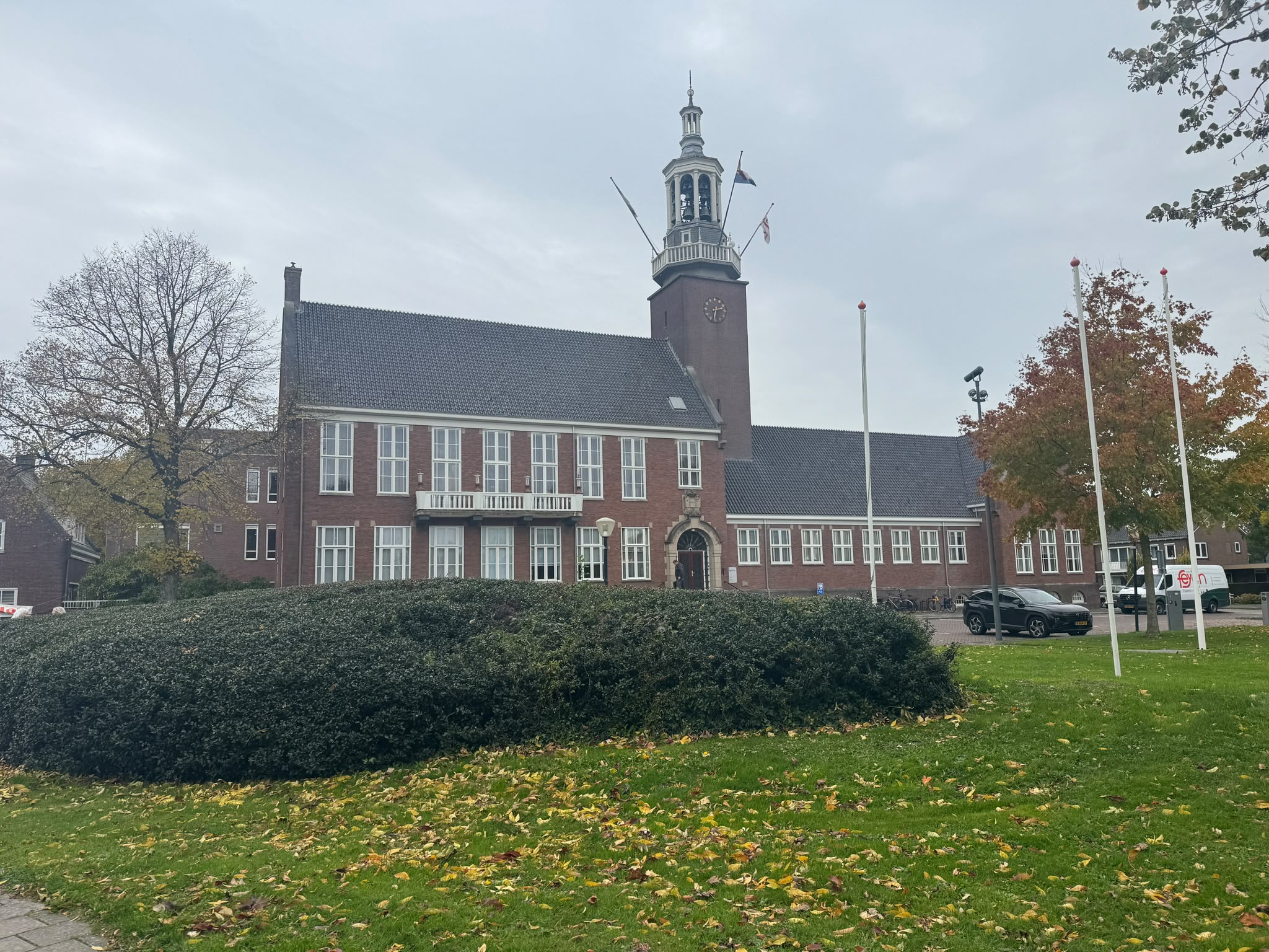Geen bezuinigingen waardoor inwoners noodzakelijke zorg verliezen en vooraf onderzoek naar de gevolgen van gemeentelijke besluiten. Dat zijn twee belangrijke eisen uit de petitie die Ruben Kleine donderdag aanbiedt aan de gemeenteraad van Hoogeveen. Hij maakt zich zorgen over de positie van kwetsbare inwoners en wil dat de gemeente hun belangen beter beschermt.