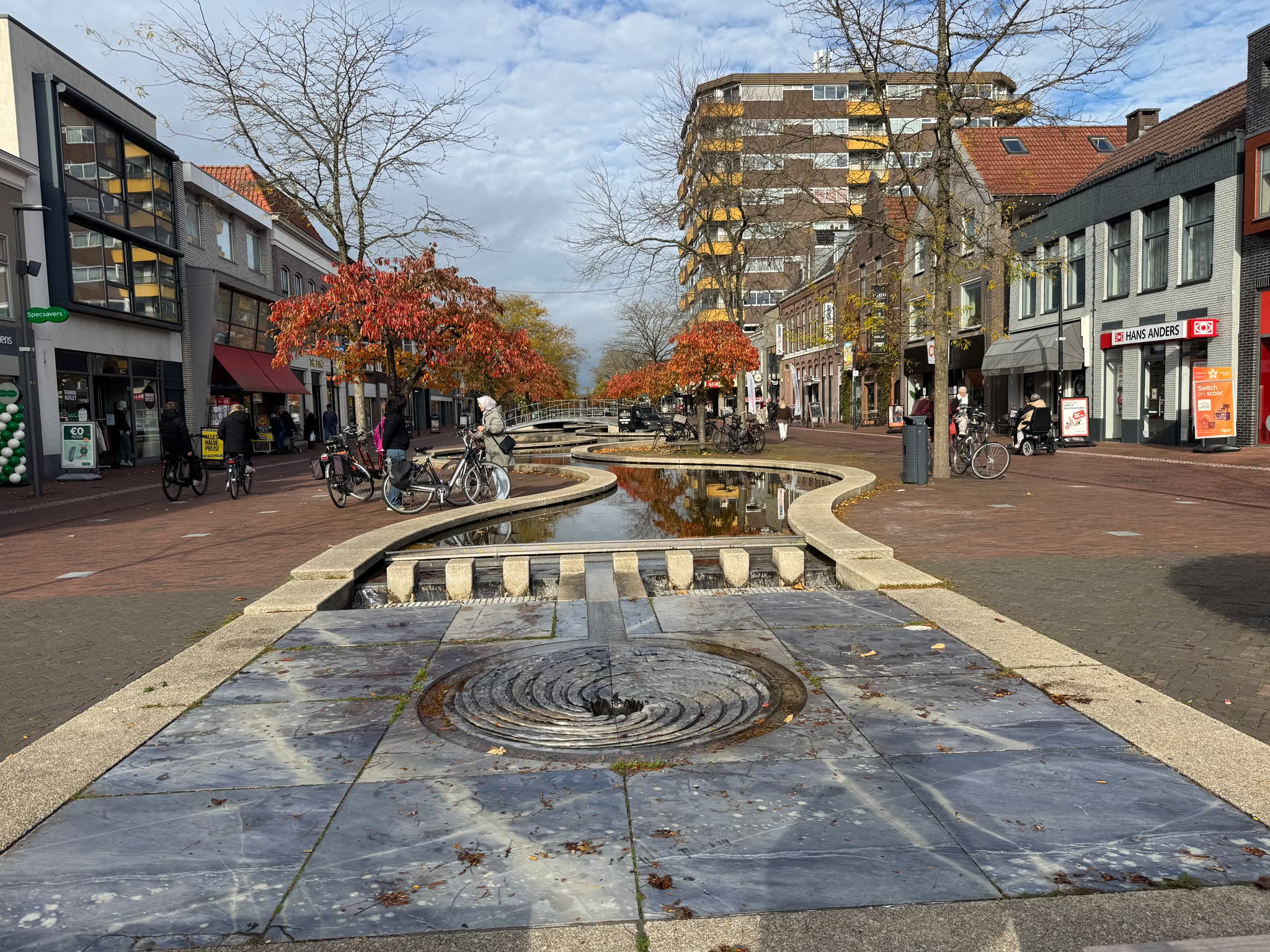 De rust in het centrum van Hoogeveen is teruggekeerd. De overlast op de Hoofdstraat is na verschillende veiligheidsmaatregelen duidelijk afgenomen. Daarom bouwt de politie haar extra inzet af. Dat schrijft burgemeester Martijn Breukelman in een brief aan de gemeenteraad.