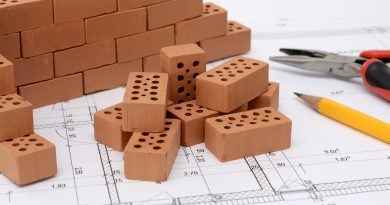 (Foto: Pixabay anncapictures-planning-3536757) De beperkte ruimte op het elektriciteitsnet kan gevolgen hebben voor woningbouwprojecten in de gemeente De Wolden. Netbeheerder Enexis heeft de gemeente eind september laten weten dat in delen van de gemeente momenteel geen transportcapaciteit beschikbaar is voor nieuwe aansluitingen. Welke gevolgen dit heeft voor afzonderlijke projecten, is nog onduidelijk.