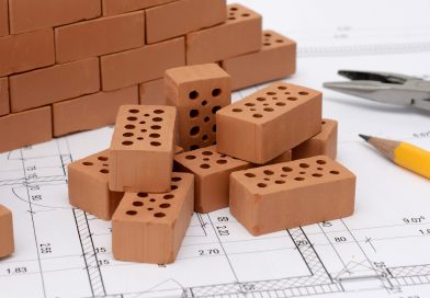 (Foto: Pixabay anncapictures-planning-3536757) De beperkte ruimte op het elektriciteitsnet kan gevolgen hebben voor woningbouwprojecten in de gemeente De Wolden. Netbeheerder Enexis heeft de gemeente eind september laten weten dat in delen van de gemeente momenteel geen transportcapaciteit beschikbaar is voor nieuwe aansluitingen. Welke gevolgen dit heeft voor afzonderlijke projecten, is nog onduidelijk.