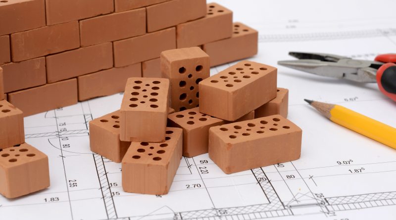 (Foto: Pixabay anncapictures-planning-3536757) De beperkte ruimte op het elektriciteitsnet kan gevolgen hebben voor woningbouwprojecten in de gemeente De Wolden. Netbeheerder Enexis heeft de gemeente eind september laten weten dat in delen van de gemeente momenteel geen transportcapaciteit beschikbaar is voor nieuwe aansluitingen. Welke gevolgen dit heeft voor afzonderlijke projecten, is nog onduidelijk.