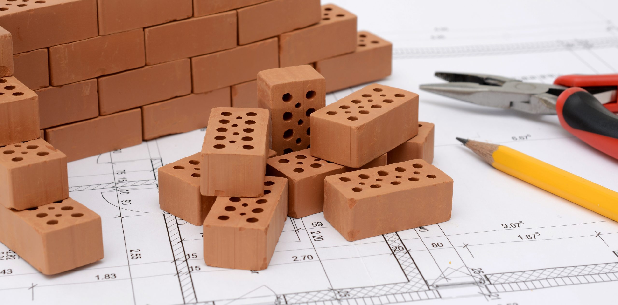 (Foto: Pixabay anncapictures-planning-3536757) De beperkte ruimte op het elektriciteitsnet kan gevolgen hebben voor woningbouwprojecten in de gemeente De Wolden. Netbeheerder Enexis heeft de gemeente eind september laten weten dat in delen van de gemeente momenteel geen transportcapaciteit beschikbaar is voor nieuwe aansluitingen. Welke gevolgen dit heeft voor afzonderlijke projecten, is nog onduidelijk.